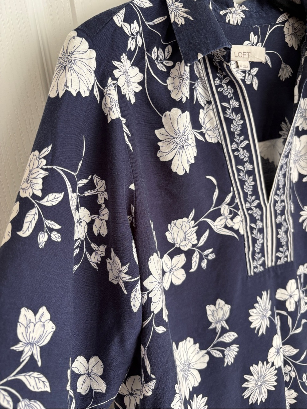 Loft Navy and White Floral V-Neck Long Sleeve Blouse Size XS - Picture 5 of 7